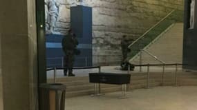 L'agresseur de l'attaque du Louvre au sol, entouré de militaires