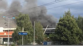 Impressionnant incendie dans un entrepôt de Pantin - Témoins BFMTV