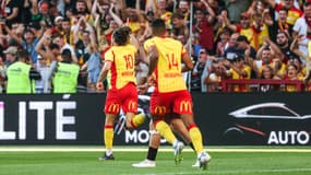 Florian Thauvin (n°10) célèbre le but de Matthieu Udol après sa passe décisive, avec Lens contre Leipzig, le 9 août 2025.