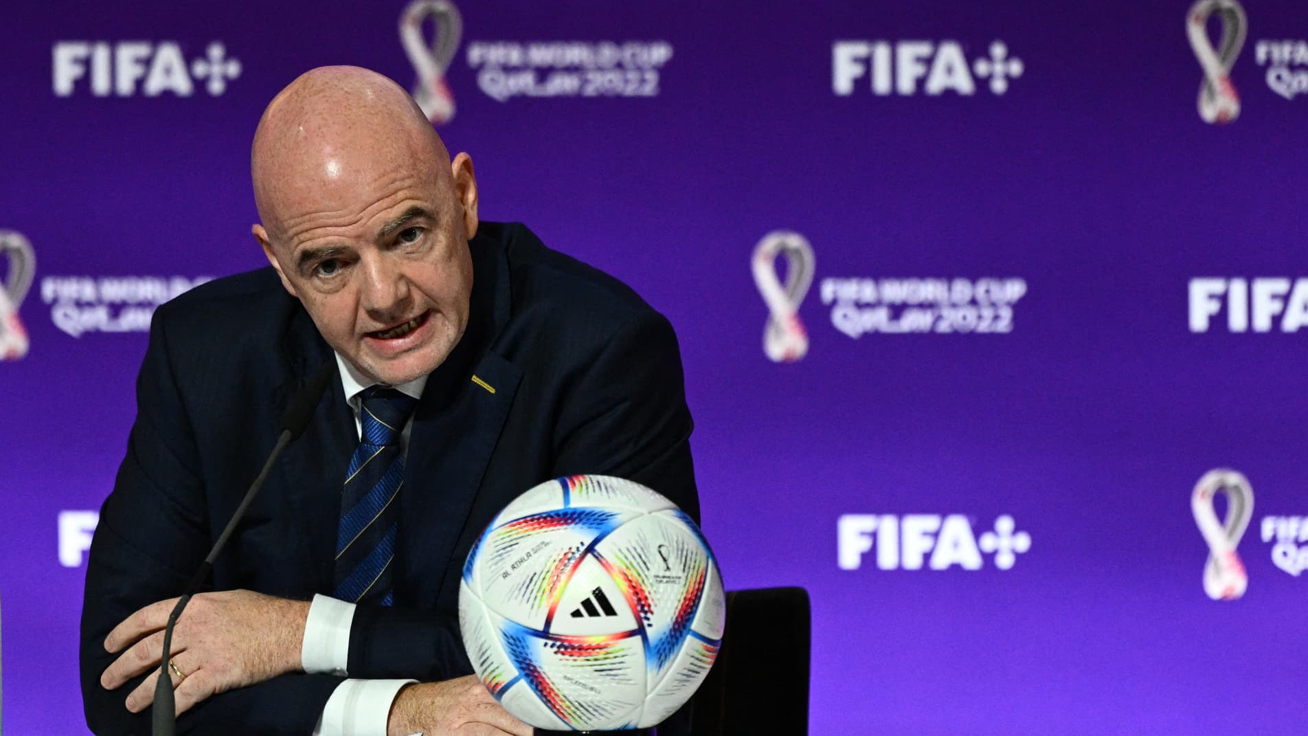 1000 извини. Инфантино. Джанни Инфантино в Катаре. Джанни Инфантино с волосами