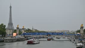 Une barge défile sur la Seine lors de la cérémonie d'ouverture des Jeux olympiques de Paris, le 26 juillet 2024