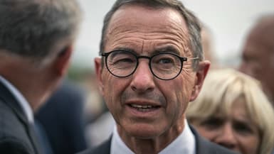 Le ministre français de l'Intérieur, Bruno Retailleau à Saint-Laurent-de-la-Cabrerisse, dans le sud de la France, où un incendie de forêt a ravagé une vaste zone le 6 août 2025. 
