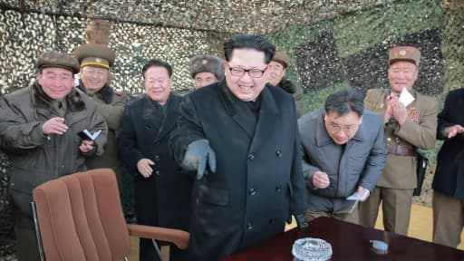 Photo non datée publiée le 4 mars 2016 par l'agence officielle nord-coréenne KCNA montrant le dirigeant nord-coréen Kim Jong-Un (c) lors d'une inspection militaire