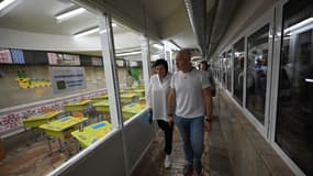 Le maire de Kharkiv inspecte une salle de classe préparée pour les élèves dans une station de métro le jour de la rentrée scolaire, le 1er septembre 2023, dans le contexte de l'invasion russe de l'Ukraine.