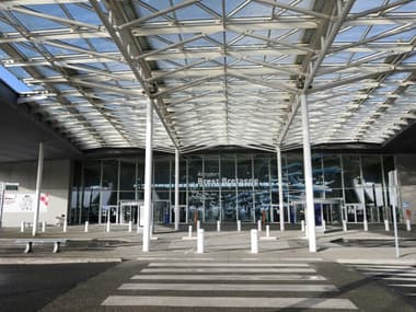 L'entrée de l'aéroport Brest-Bretagne Airport, le 31 décembre 2023 à Guipavas, dans le Finistère