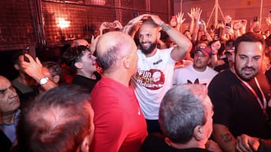 L’accueil complètement fou des fans de l’Olympiacos pour Evan Fournier à son arrivée en Grèce, le 5 septembre 2024