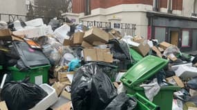 Anne Hidalgo explique que le temps de collecte des déchets est réduit de moitié par rapport à l'ordinaire.