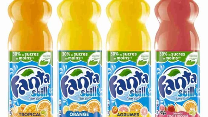 Des bouteilles de Fanta Still.