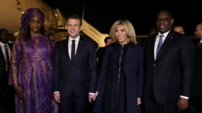 Le président français Emmanuel Macron (C-G) et son épouse, Brigitte Macron (C-D) sont accueillis à Dakar le 2 février 2018 par le président sénégalais Macky Sall (D) et son épouse Marieme Faye Sall (G)
Macron and co-hosts Sall, are expec...