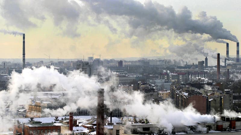 De la fumée sortant de plusieurs cheminées s'élève au-dessus de Saint-Pétersbourg, en Russie, en 2005.