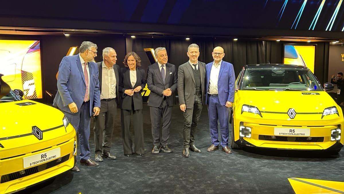 La photo de famille autour du directeur général de Renault, Luca de Meo, au salon de Genève 2024 après avoir dévoilé la nouvelle R5.