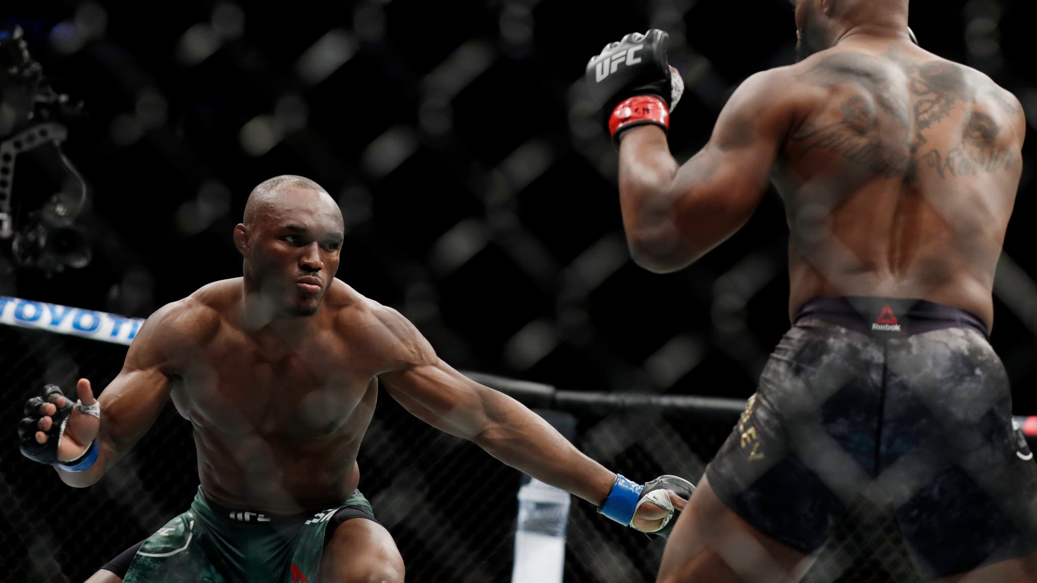 Kamaru Usman (de face) lors de sa victoire sur Tyron Woodley pour le titre des welters de l'UFC en mars 2019