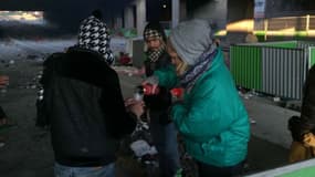 Des associations viennent en aide aux migrants qui patientent à proximité du centre Porte de la Chapelle.