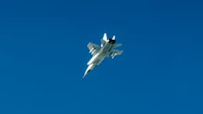 Photographie prise le 19 septembre 2025 par l'armée de l'air suédoise montrant un jet russe MIG-31 au-dessus de la mer Baltique après une violation de l'espace aérien estonien