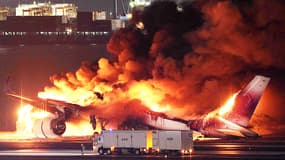 Un avion de ligne en flammes sur le tarmac de l'aéroport de Tokyo-Haneda, le 2 janvier 2024