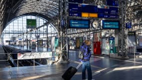 Une passagère à la gare de Francfort le 27 mars 2023 en pleine grève
