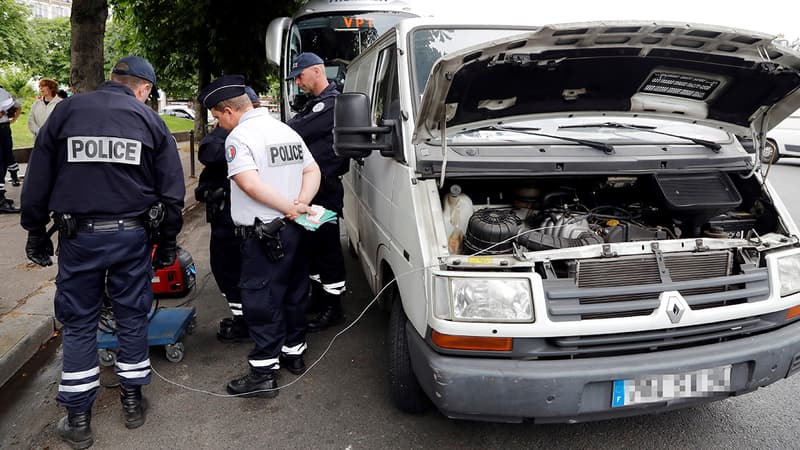 Des policiers contrôlent le niveau de pollution d'un véhicule utilitaire, à Paris. (Photo d'illustration)
