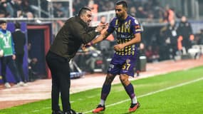 Arda Turan et Melih Kabasakal durant un match de Super Lig turque entre Eyupspor et Sivasspor au Kasimpasa Recep Tayyip Erdogan Stadium, le 31 janvier 2025