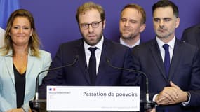 Le ministre de l'Économie Antoine Armand et le ministre du Budget Laurent Saint-Martin (à droite), accompagnés du ministre délégué à l'Industrie, Marc Ferracci et de l'ancienne ministre déléguée chargée des Entreprises, du Tourisme et de la Consommation, Olivia Grégoire, le 22 septembre 2024 à Bercy