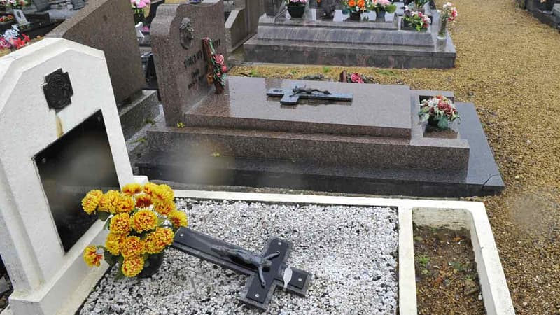 Une tombe dégradée au cimetière de Labry