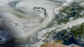 Un voile de fumée, provenant des incendies qui sévissent actuellement au Canada, touche une partie de l'ouest de la France ce mardi 3 juin 2025