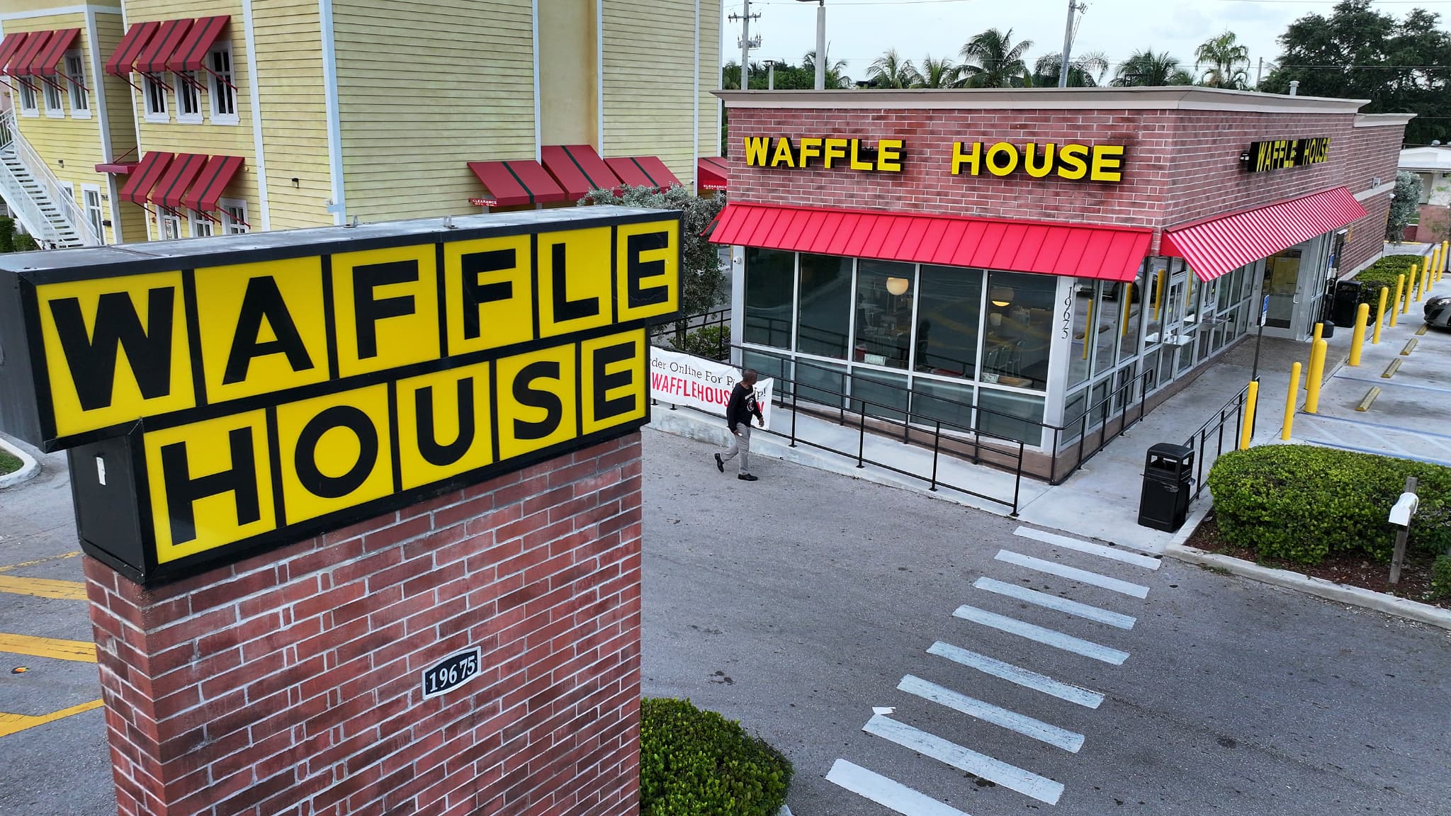 Une enseigne de la chaîne Waffle House en Floride le 30 juillet 2024