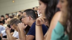 La suppression des aides au mérite avait créé une polémique, car elle pénalisait notamment les étudiants les plus modestes.