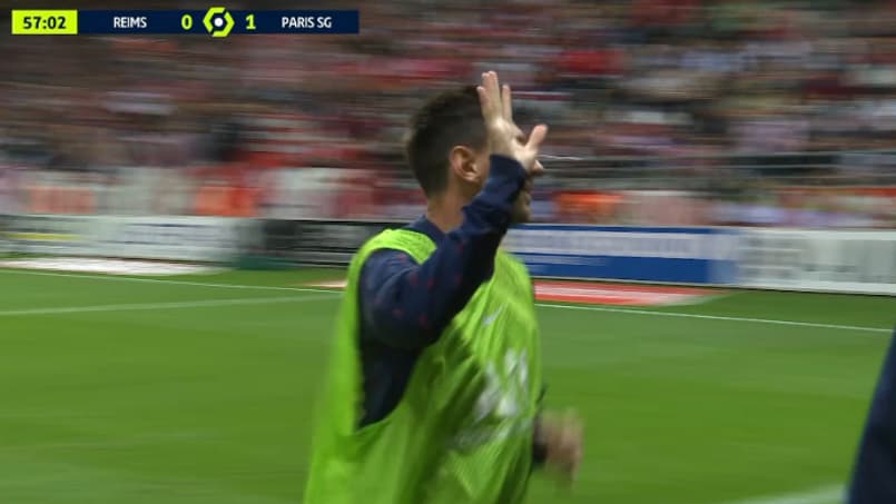 Messi qui salue le public rémois à l'échauffement