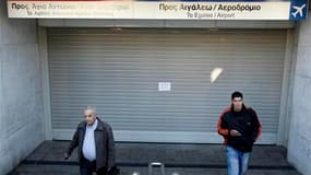 Station de métro fermée à Athènes. Une grève générale de 48 heures, la plus importante depuis des années, a débuté mercredi en Grèce alors que le parlement s'apprête à voter un nouveau train de mesures d'austérité pour tenter de résoudre la crise de la de