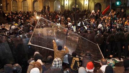 Affrontements entre policiers et manifestants aux abords du Palais de Westminster, dans le centre de Londres. Le Parlement britannique a adopté l'augmentation des frais universitaires malgré la rébellion de députés de la majorité et de nombreuses manifest