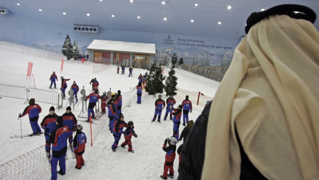 Des skieurs au Ski Dubai Complex, à Dubaï, le 24 octobre 2006. Des skieurs au Ski Dubai Complex, à Dubaï, le 24 octobre 2006.