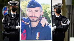 le portrait du policier Eric Masson, tué à Avignon, lors d'un hommage national, le 11 mai 2021 à Avignon