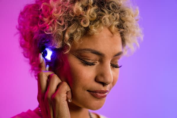 Les Logitech G Fits utilisent des LED pour mouler l'embout à vos oreilles