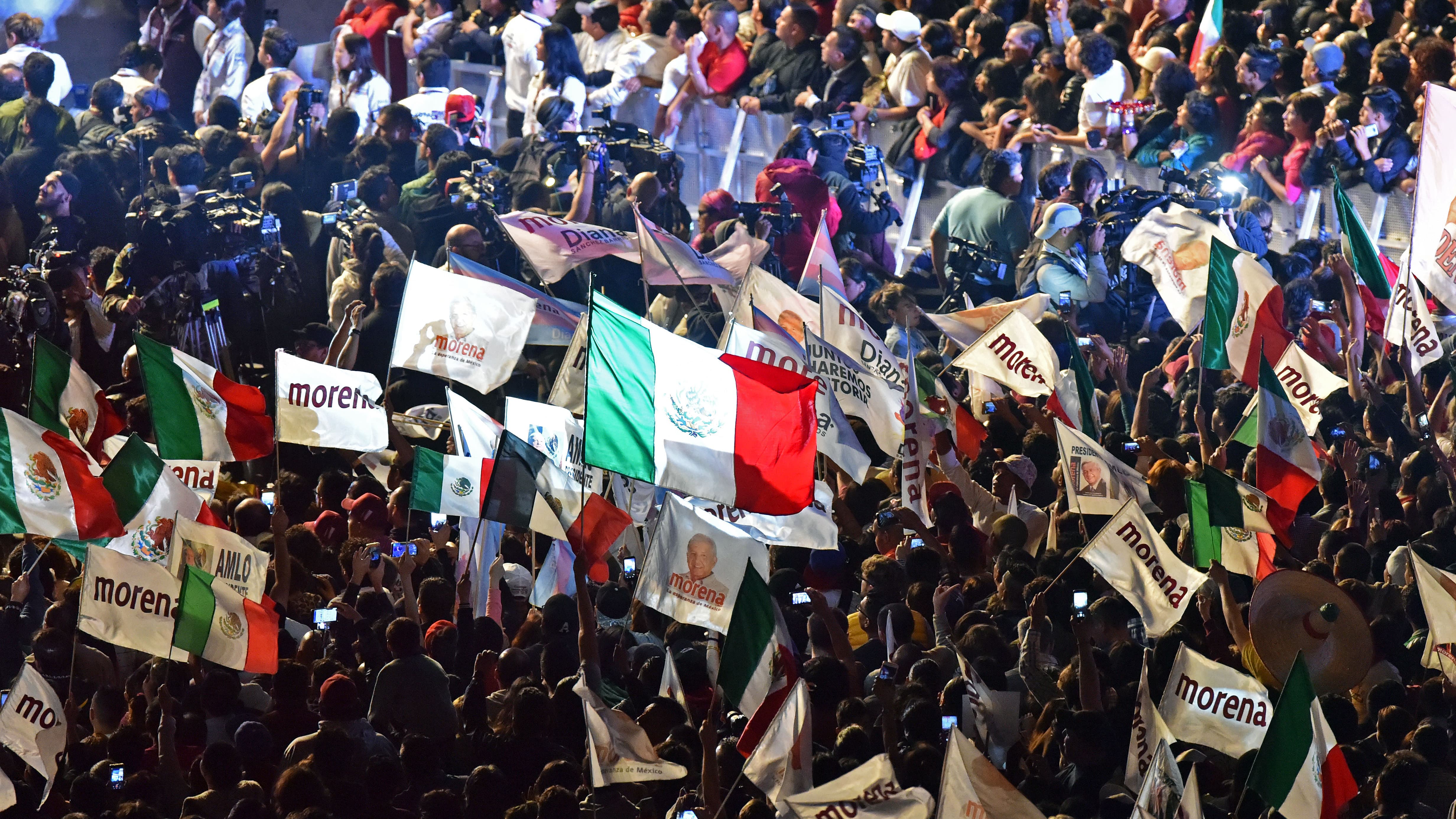 Des Mexicains célèbrent la victoire de Andrés Manuel Lopez Obrador aux élections présidentielles.