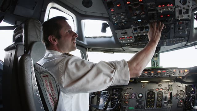 Le pilote d'un Boeing B737-300 QC de la compagnie Europe Airpost, à l'aéroport de Roissy, le 21 mars 2007.