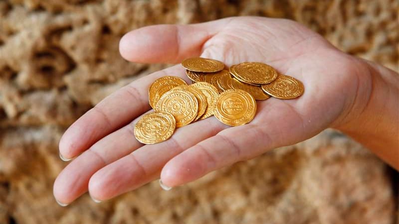 Des archéologues israéliens ont découvert à Arsouf, à une quinzaine de kilomètres au nord de Tel Aviv, un pot de céramique contenant 108 pièces d'or datant des croisades. /Photo prise le 9 juillet 2012/REUTERS/Baz Ratner