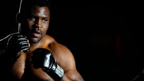 Francis Ngannou avec l'équipement du PFL en 2023