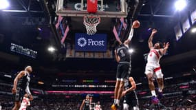 Victor Wembanyama contre Scottie Barnes lors de San Antonio-Toronto (116-123, a.p.), le 5 novembre 2023
