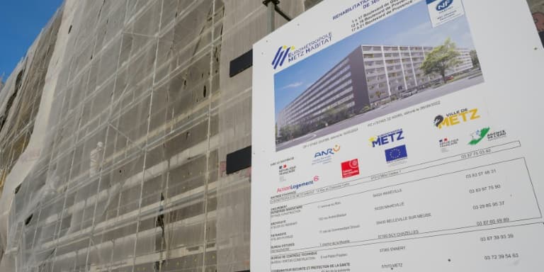 Un immeuble HLM en cours de rénovation dans le quartier prioritaire de Borny, le 9 octobre 2023 à Metz, en Moselle