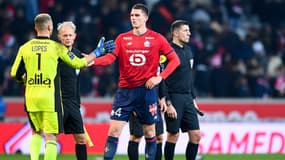 Lille-Lyon : le défenseur du Losc Sven Botman avec le gardien lyonnais Anthony Lopes