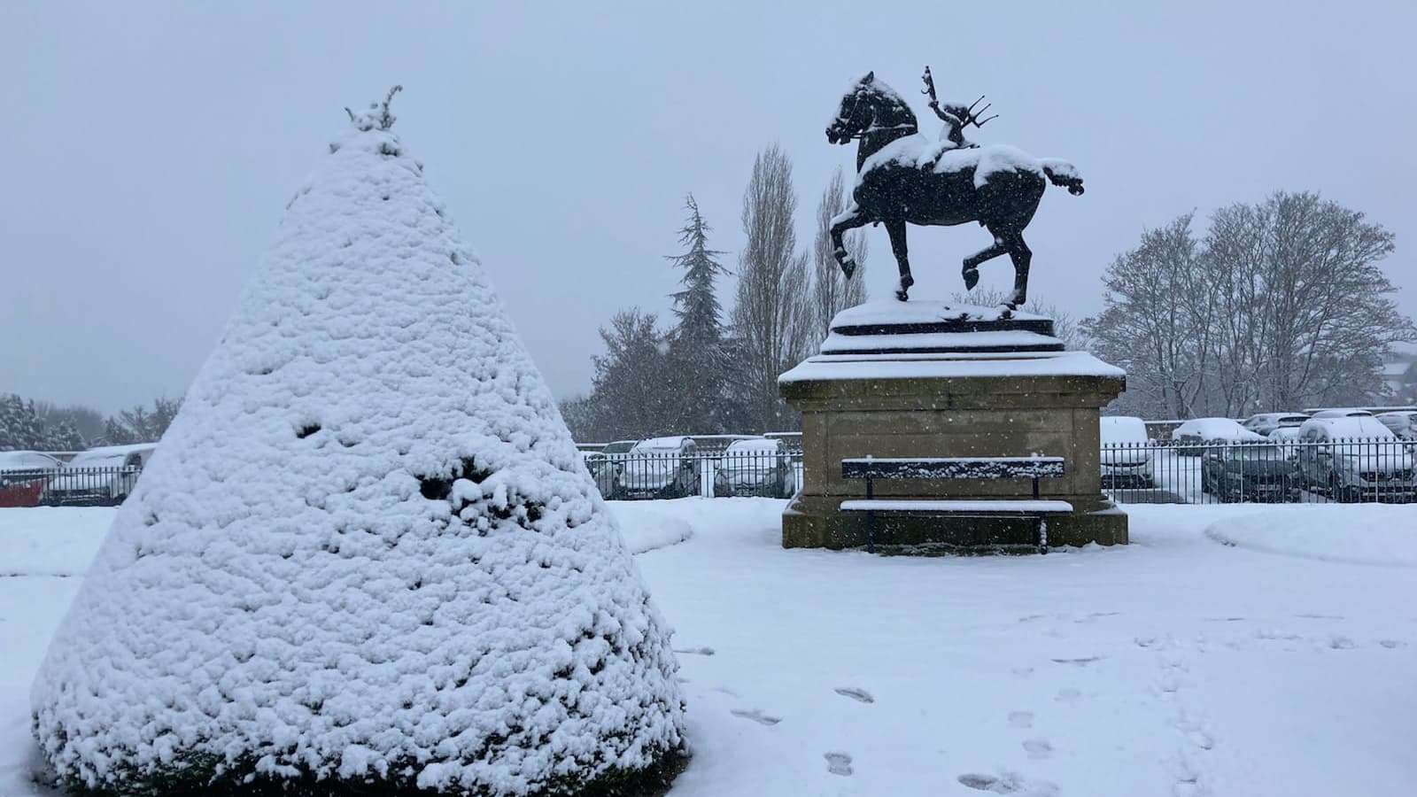 Les jardins de l'Hôtel de ville de Mortagne-au-Perche (Orne), sous la neige, le 21 novembre 2024. Les jardins de l'Hôtel de ville de Mortagne-au-Perche (Orne), sous la neige, le 21 novembre 2024.