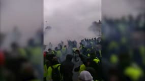 Les images d’une violence inédite à l’Arc de Triomphe