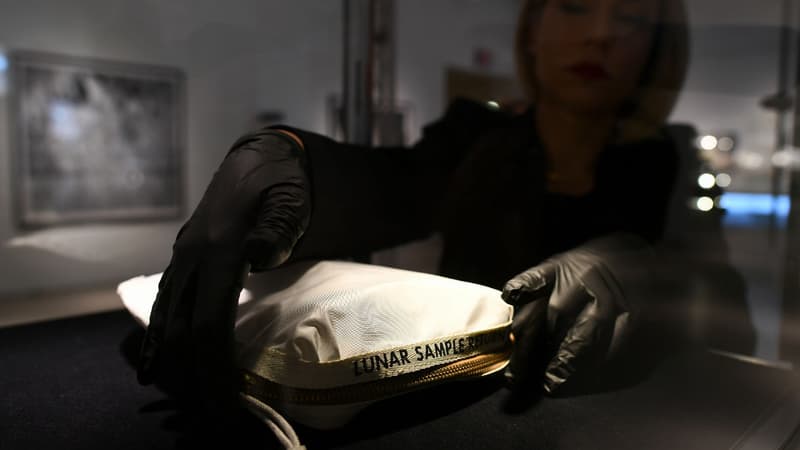 Le sac de décontamination contenant des traces de poussière de lune, le 13 juillet 2017 à Sotheby's à New York.