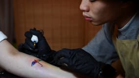 Une séance de tatouage (photo d'illustration)