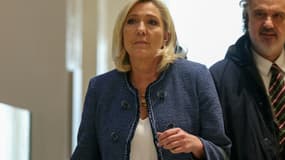 Marine Le Pen, présidente du groupe parlementaire du Rassemblement national (RN), accompagnée de son avocat Rodolphe Bosselut, arrive au tribunal de Paris, le 31 mars 2025.
