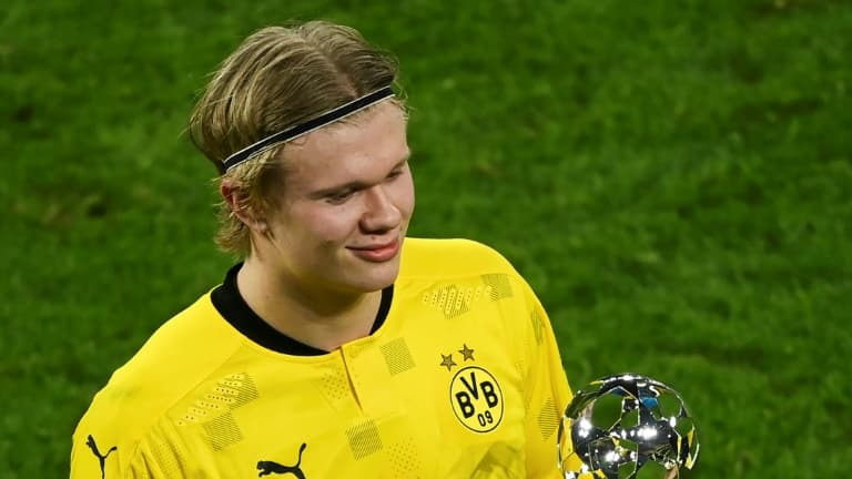 L'attaquant norvégien de Dortmund, Erling Braut Haaland, avec son trophée d'homme du match après la victoire contre Séville le 9 mars 2021