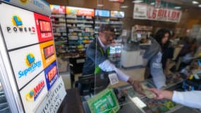 Des gens achètent leurs billets de loterie Mega Millions dans un magasin 7-Eleven à Chino Hills, en Californie, le 28 juillet 2022 (illustration). 