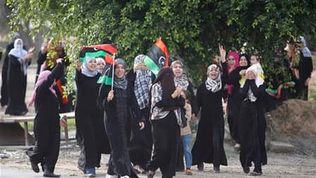 A Misrata des Libyens célèbrent la fin de Mouammar Kadhafi. Après huit mois d'affrontements armés, le "guide" de la révolution a été tué jeudi dans des circonstances obscures aux alentours de Syrte, sa ville natale. /Photo prise le 20 octobre 2011/REUTERS