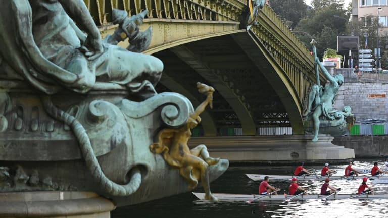 Quelque 1.000 rameurs dans 230 bateaux passent sous le pont Mirabeau lors de la 37e édition de "La Traversée de Paris en aviron" sur la Seine, le 4 septembre 2022 à Paris.