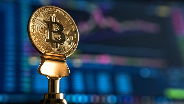Le cours du bitcoin a-t-il franchi un record lundi?
